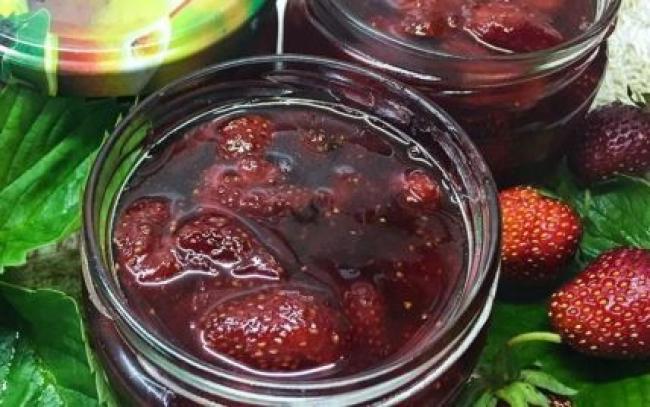 Як зварити варення з полуниці з цілими ягодами: секрети та поради