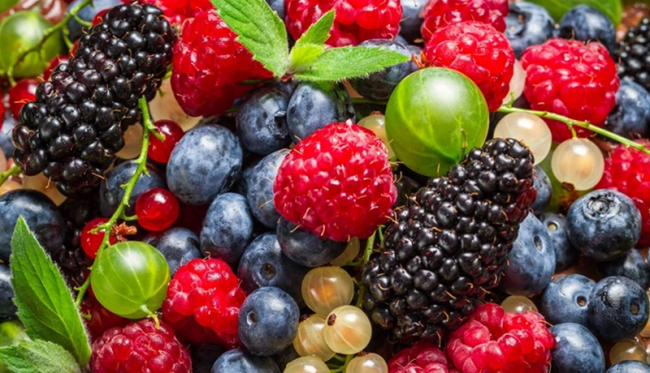 Суниці, черешні та чорниці: чим корисні літні ягоди та фрукти
