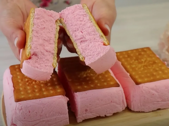 Як приготувати рожеве суфле з печивом: простий рецепт підкорив інтернет