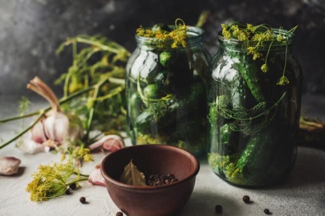 Малосольні огірки за один день: смачний рецепт з «мінералкою»