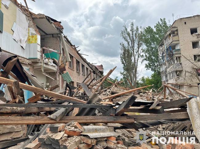 На Запоріжжі окупанти розбомбили школу, де видавали гумдопомогу