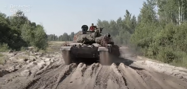 Українські десантники вперше показали танк Challenger 2 у дії (ВІДЕО)