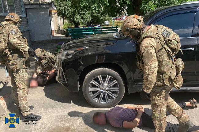 На Житомирщині банда рекетирів "вибивала" гроші з військового та погрожувала його вагітній дружині - СБУ