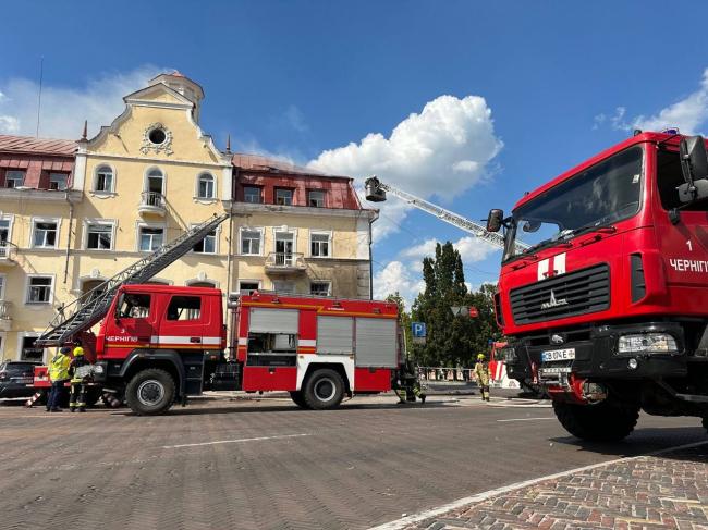 Дитину реанімобілем везуть до Києва: зросла кількість постраждалих від удару по Чернігову