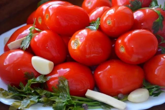 Квашені помідори з часником: пряна та смачна консервація на зиму