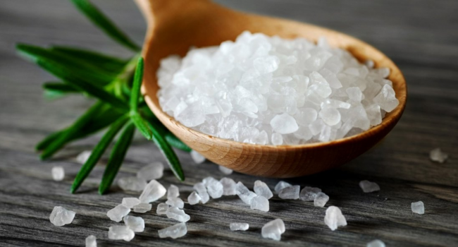 "Чим менше, тим краще": міфи та правда про вживання солі в раціон 