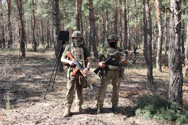 Тримали у повітрі, поки не розрядився: волинські тероборонівці ювелірно переманили ворожий дрон