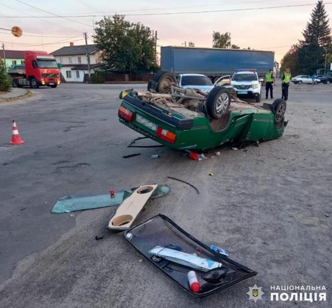 Від удару перекинувся на дах: на Житомирщині сталась аварія за участю двох легковиків