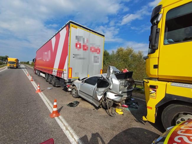 Легковик затисло між вантажівками: на Львівщині сталась автотроща