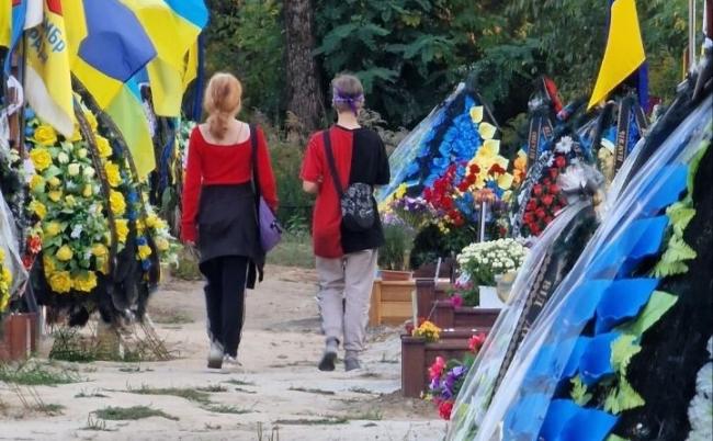 Забирали прапори, браслети, шеврони: підлітки у Києві обкрадали могили полеглих Героїв