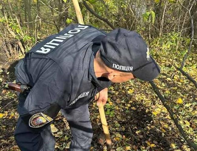 На Тернопільщині поліцейські перекопали город пенсіонерці через сховану банку з грошима