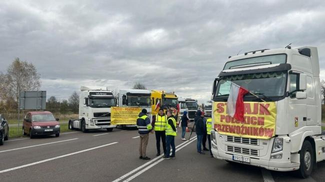 Близько тисячі вантажівок стоять у черзі: на кордоні з Україною триває мітинг польських перевізників