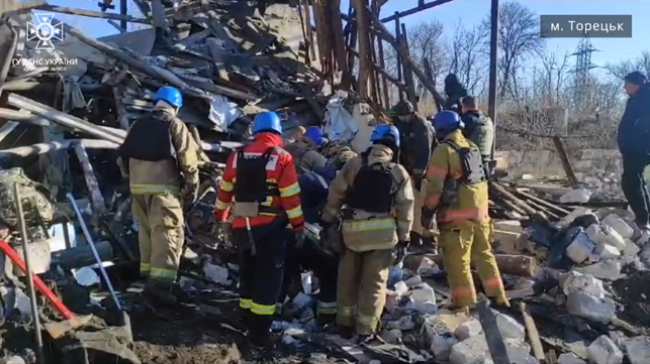 У Торецьку з-під завалів врятували 4 людей