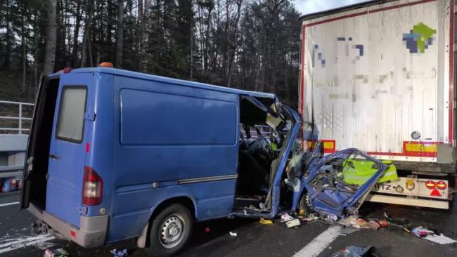 У Польщі мікроавтобус з України "влетів" у вантажівку: є жертва