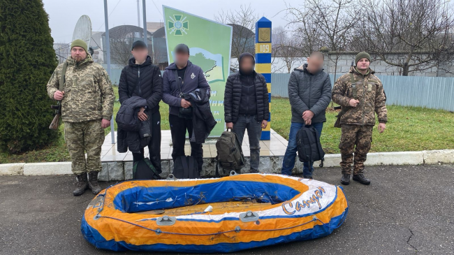 Планували перепливти Тису на надувному човні: на Закарпатті затримали чотирьох ухилянтів