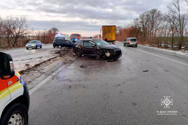 На Дніпропетровщині трапилася масштабна ДТП за участю 6 авто