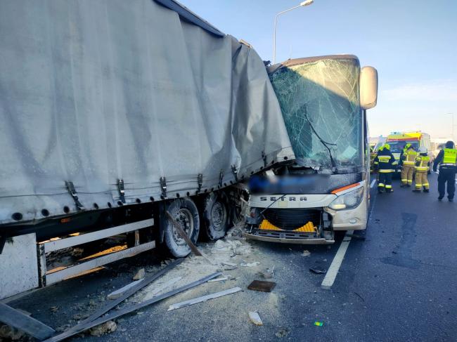 У Польщі біля кордону з Україною автобус врізався у фуру