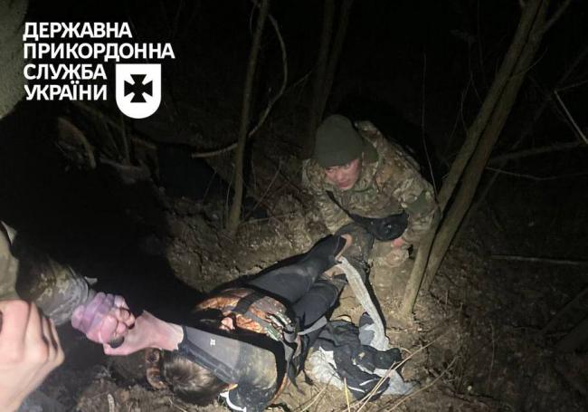 Прикордонники витягли напівпритомного чоловіка з крижаної Тиси