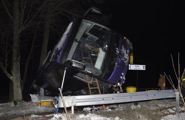 У Польщі перекинувся український автобус: троє травмованих