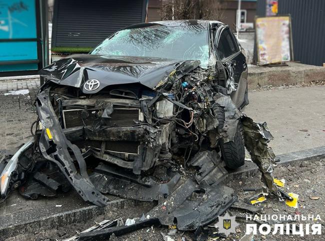 У Києві водій "Тойоти" "влетів" у зупинку: загинув чоловік