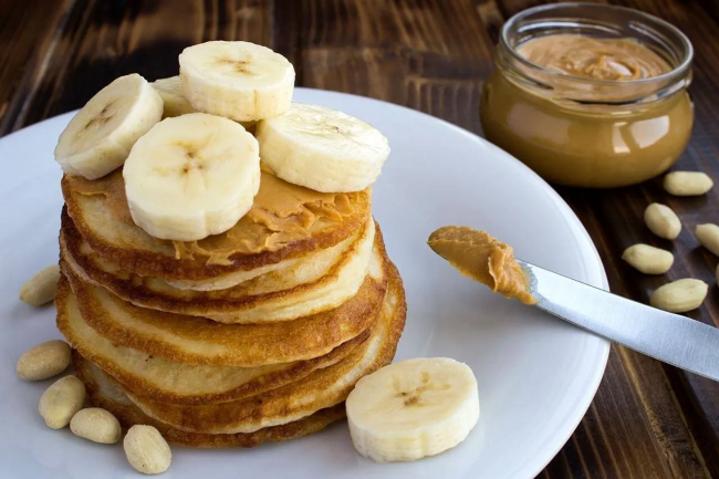 Бананові млинці: рецепт легкого й поживного сніданку
