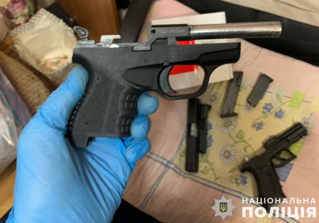 На Тернопільщині в жителя Рівненщини вилучили перероблені пістолети та спирт