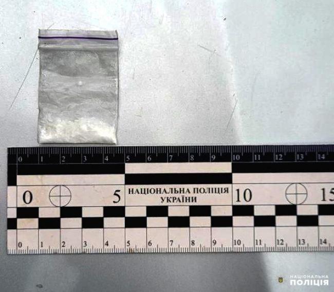 Підозріло поводилися й щось шукали: у двох жителів Костополя знайшли метамфетамін