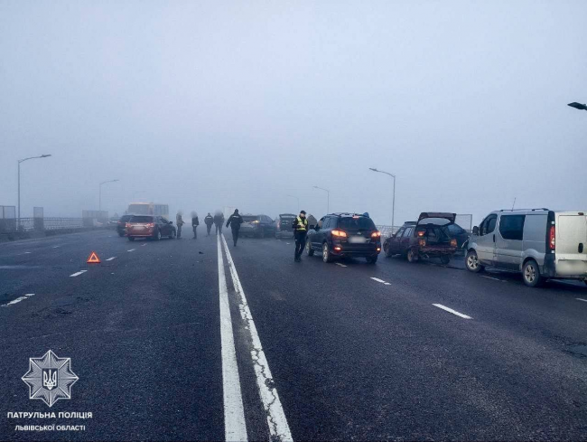 У Львові на Скнилівському мосту зіштовхнулися 27 транспортних засобів