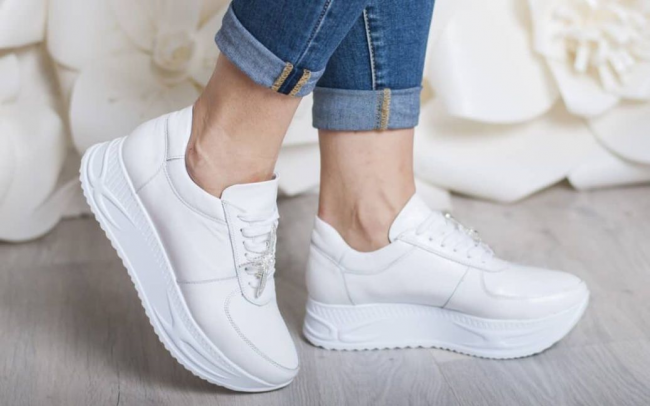 Як відчистити білі кросівки від старих плям та жовтизни: поради