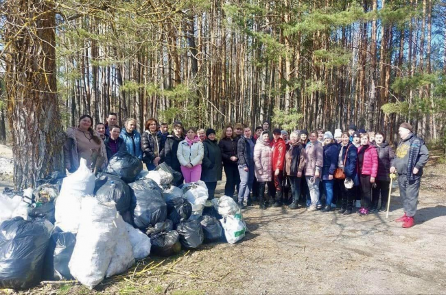 Колектив ліцею на Рівненщині, прибираючи околиці села, назбирав кілька мішків сміття (ФОТО)