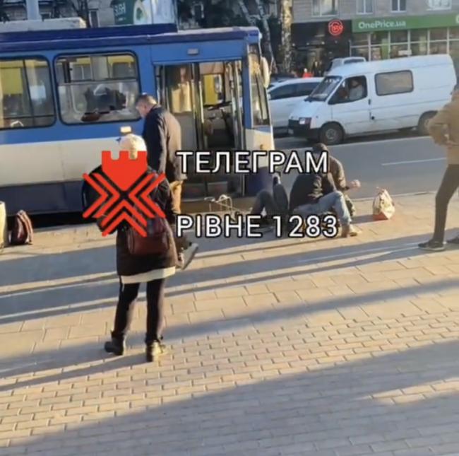 У Рівному на Київській чоловік розбив скло тролейбуса (ВІДЕО)