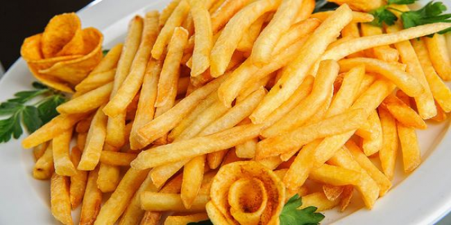 Смачна й ароматна картопля фрі в духовці: прості рецепти приготування улюбленої страви