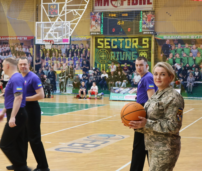 Військовослужбовиця Рівненського ТЦК відкривала матч із баскетболу
