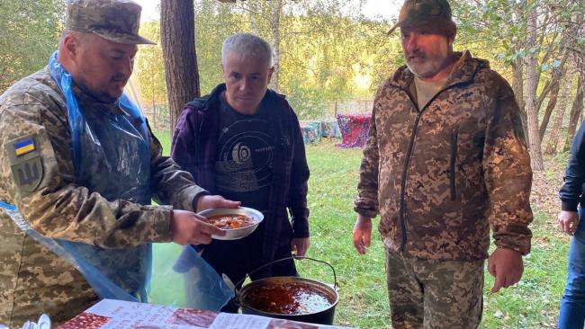 Військові кухарі з Рівненщини пригощали відомого телеведучого борщем та дерунами