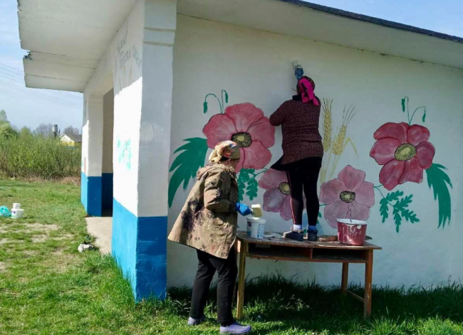 У громаді на півночі Рівненщини розфарбували автобусні зупинки (ФОТО)