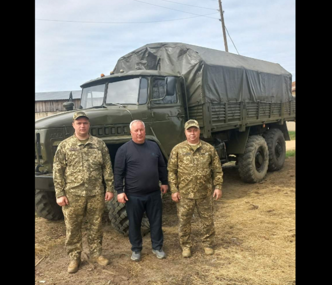 На Рівненщині підприємець віддав військовим власний "Урал"