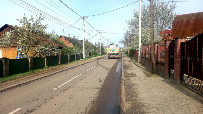 У Костополі за допомогою спецтехніки прибирають прибордюрну частину доріг (ФОТО)