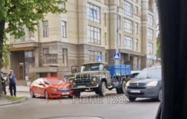 У Рівному на Грушевського - ДТП за участю навчального автомобіля (ВІДЕО)