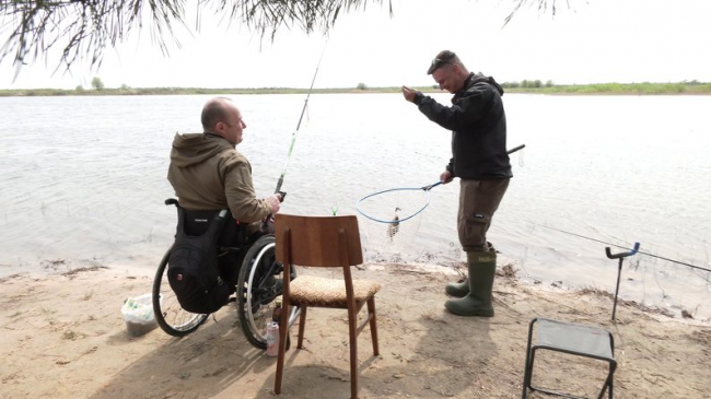 Риболовля як реабілітація: на Рівненщині для поранених бійців і ветеранів організували турнір