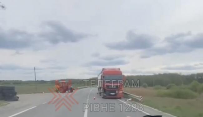 На трасі в Рівненській області - аварія за участі вантажівки (ВІДЕО)