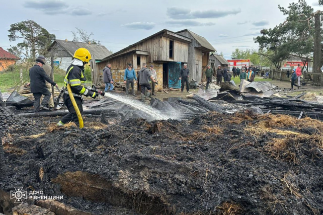 У селі на Сарненщині згоріла господарська будівля та 3 тонни кормів (ФОТО)