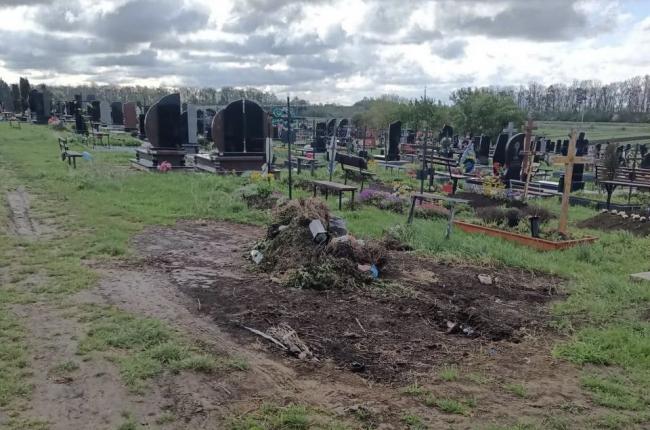 У громаді на Рівненщині люди залишають сміття поблизу могил (ФОТО)