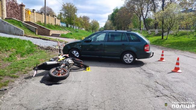 На Дубенщині мотоцикл в`їхав у автомобіль: 15-річного водія госпіталізували