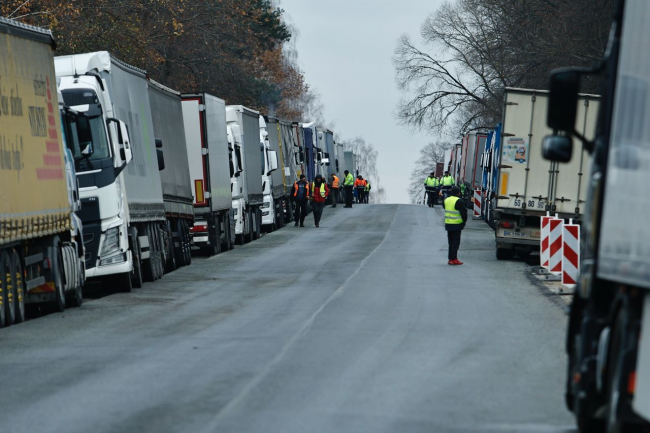 Поляки відновили рух вантажівок на двох пунктах пропуску