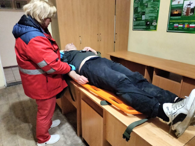 Львів`янин, намагаючись потрапити до Молдови, зламав ногу: чоловіка врятував дзвінок на "гарячу лінію"