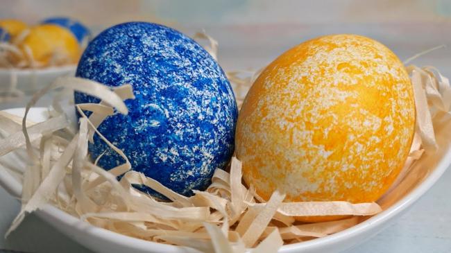 Як пофарбувати яйця на Великдень без хімічних барвників: оригінальні ідеї для святкового столу
