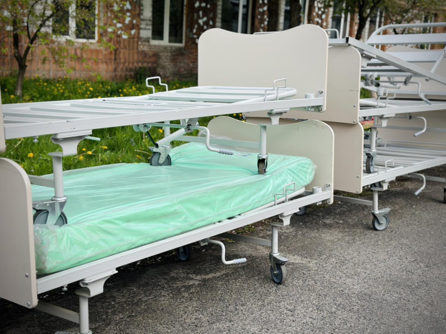 Костопільська лікарня отримала меблі та техніку від благодійників