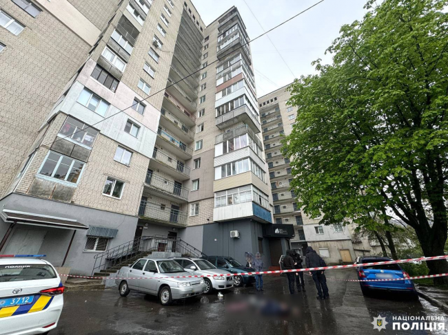 У Рівному на Київській з багатоповерхівки випав чоловік: що відомо