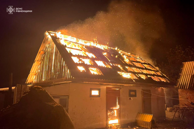 У селі в Рівненському районі вночі згоріла будівля (ФОТО)