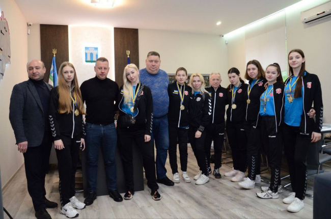 Віктор Шакирзян привітав рівненських гандболісток, які вибороли "золото" Вищої ліги